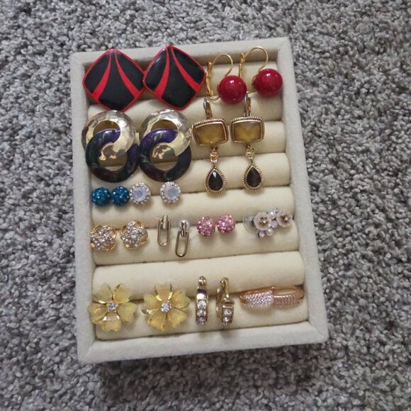 43 Pairs of vintage to Modern pierced and clip back earrings - Picture 1 of 6